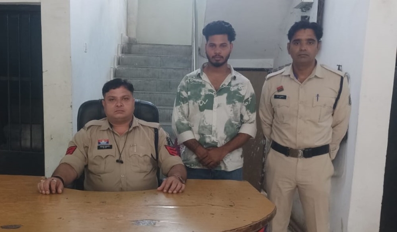 चाकू लहराकर राहगीरों को डराने वाला बदमाश गिरफ्तार! लालखदान में तोरवा पुलिस ने घेराबंदी कर दबोचा, धारदार हथियार जब्त कर भेजा जेल