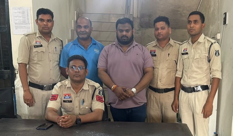 हॉलिडे इन और मम्मी द ढाबा में अवैध शराब बिक्री का खुलासा! सकरी पुलिस ने 2 संचालकों को दबोचा, मैकडावल-सिग्नेचर-रॉयल चैलेंज समेत ₹10,560 की शराब जब्त