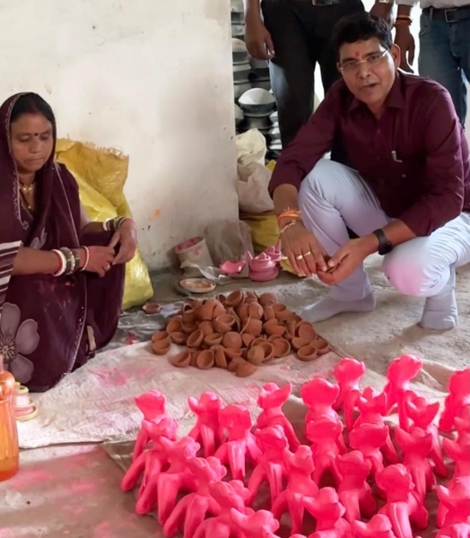 प्रधानमंत्री मोदी के जन्मदिवस पर 17 सितंबर की शाम जगमगाएंगे घर-आंगन! प्रभारी मंत्री टंकराम वर्मा ने मिट्टी के दीप खरीदकर की जनभागीदारी की अपील, स्थानीय कुम्हारों को भी दिया संबल