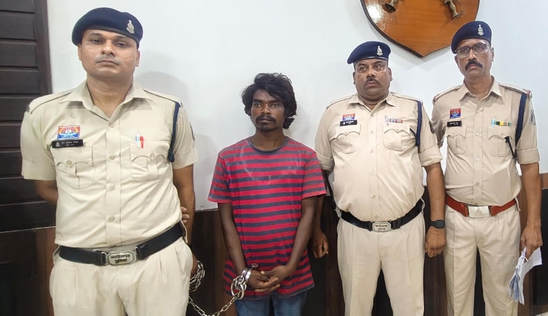 बीच-बचाव करना पार्षद को पड़ा भारी! विवाद शांत कराने पहुंचे विजय चौहान पर जैक रॉड से हमला, गिरफ्तारी से बच रहा आरोपी घर लौटते ही पुलिस के शिकंजे में
