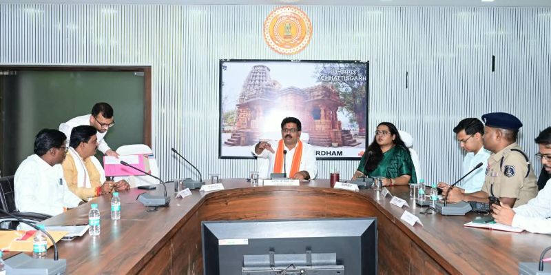 गौधन की सुरक्षा को लेकर डिप्टी CM विजय शर्मा सख्त, गौसेवकों और अधिकारियों की ली बैठक! कबीरधाम में मजबूत होगी पशुधन देखभाल व्यवस्था, दवाइयों से लेकर चिकित्सकों और आपात संसाधनों की उपलब्धता के दिए निर्देश