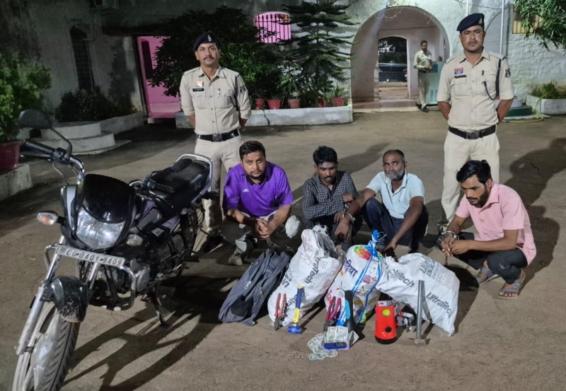 1500 मीटर इन्वर्टर और 5000 मीटर डीसी केबल पर चोरों ने किया हाथ साफ! सिमगा पुलिस ने खोला राज, 4 आरोपी गिरफ्तार; जला तांबा, बाइक और औजार जब्त