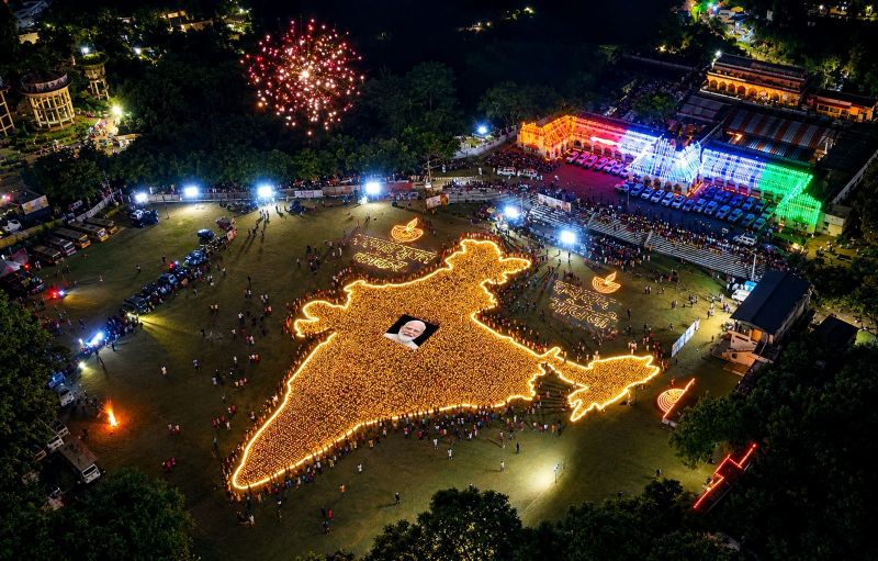 भारत के मानचित्र पर साकार हुआ ‘आशीर्वाद का दीया’, एक साथ जले 51 हजार दीप