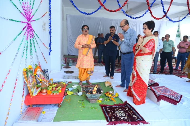 गूंजे भगवान विश्वकर्मा के जयकारे! राज्यपाल रमेन डेका और प्रथम महिला रानी डेका काकोटी ने विधि-विधान से की पूजा, प्रदेश की खुशहाली की कामना