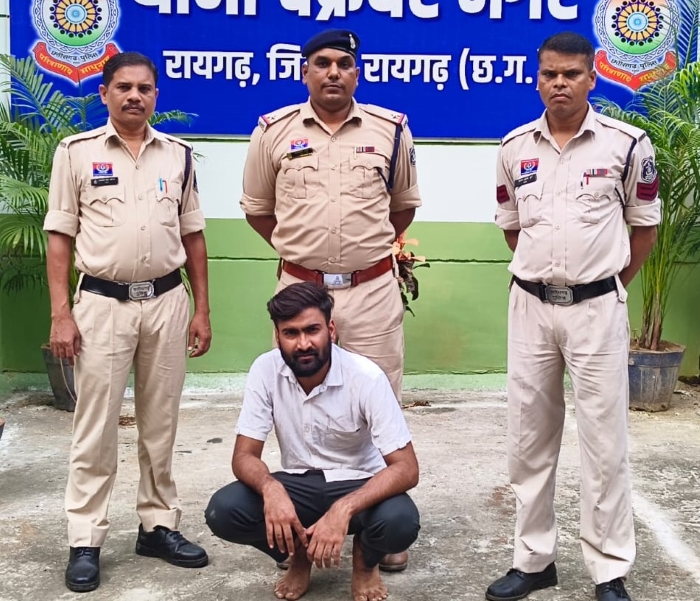 फोटो वायरल कर बदनाम करने की धमकी और ₹50 हजार की डिमांड, विवाहिता युवती को बंधक बनाने वाला आरोपी अजरूदीन उर्फ अज्जू चक्रधरनगर पुलिस के हत्थे चढ़ा