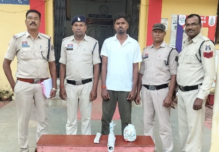 पुरानी मारपीट का बदला लेने की साजिश! रास्ता रोककर युवक पर चाकू से हमला, बेसबॉल स्टिक से भी पिटाई; एक आरोपी गिरफ्तार, दो की तलाश जारी