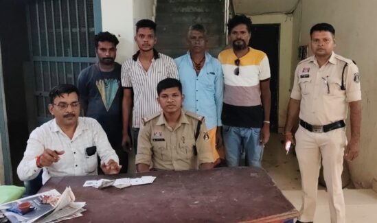 नगोई एनीकट के पास खुलेआम जुए की महफिल पर पुलिस का छापा, हार-जीत का दांव लगा रहे 4 जुआरी गिरफ्तार; ₹2,700 नकद जब्त