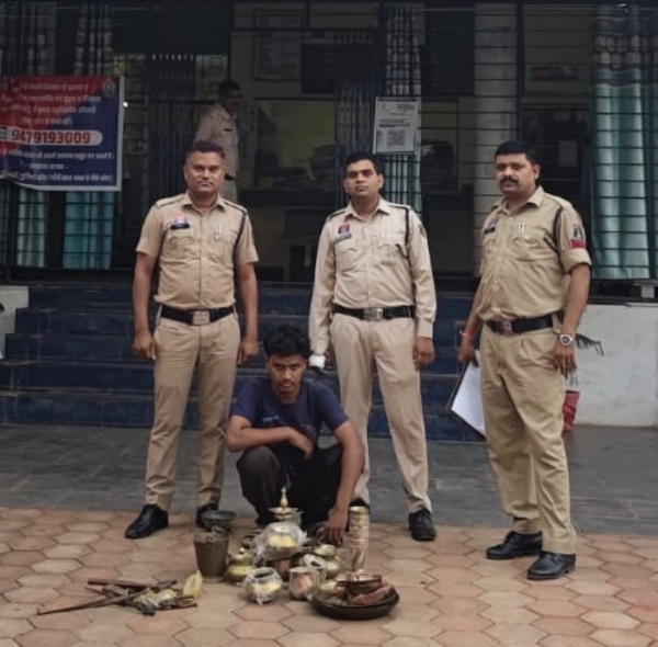 ताला तोड़कर चुराए तांबे के 7 कलश-लोटे और कांसे का बर्तन, कोटा पुलिस ने आरोपी को पकड़ा; आरी और हथौड़ा भी जब्त