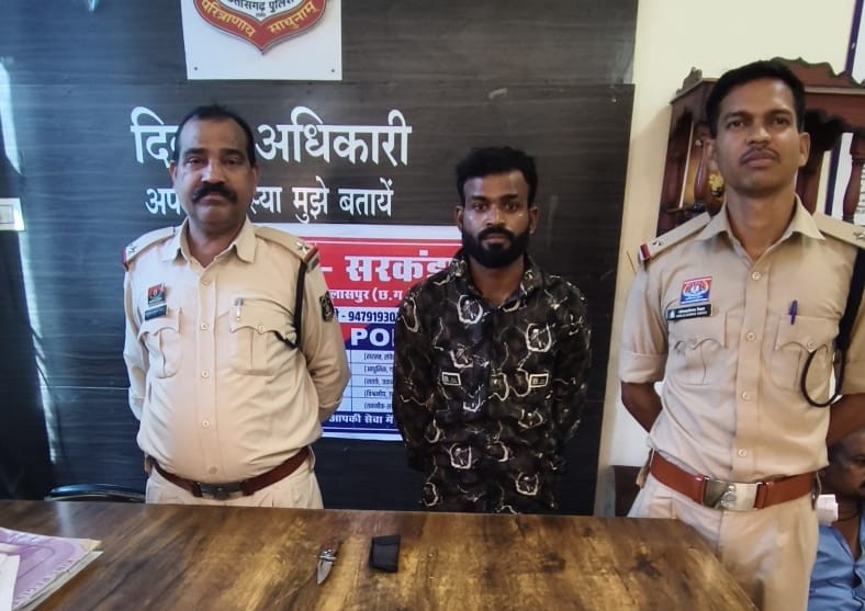 पेट पर चाकू से जानलेवा वार, सूचना के चंद घंटे में आरोपी राहुल यादव गिरफ्तार; खून लगा बटनदार चाकू बरामद.