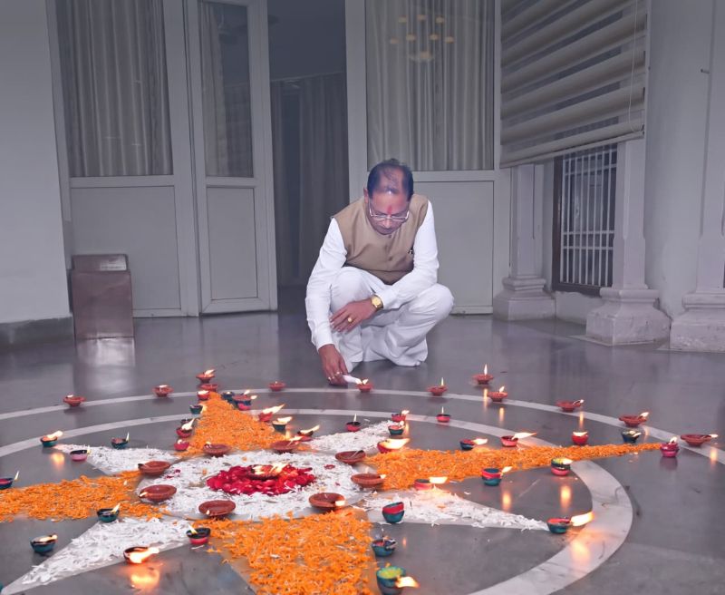 प्रधानमंत्री श्री नरेंद्र मोदी के जन्मदिवस पर मुख्यमंत्री विष्णु देव साय ने अपने निवास पर जलाया ‘आशीर्वाद का दीया’