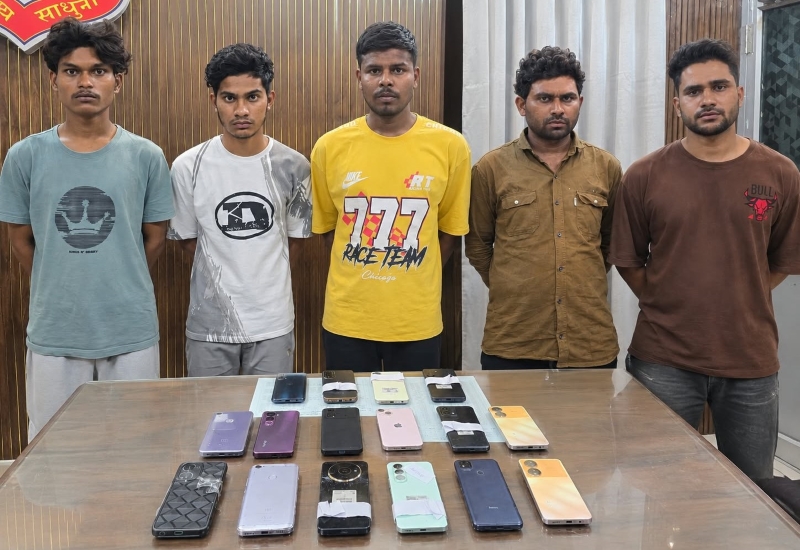 ओडिशा और राजस्थान तक मोबाइल लूट का अंतर्राज्यीय सिंडिकेट! 100 वारदातों का खुलासा, लॉक तोड़कर बेचने वाले नेटवर्क के 5 आरोपी गिरफ्तार