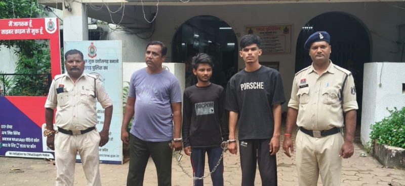 वाटिका नगर रोड पर नशीली दवाओं की खेप लेकर ग्राहक तलाश रहे थे 3 आरोपी, सरस्वती नगर पुलिस ने दबोचा; 900 टैबलेट, 77 सिरप और बुलेट समेत माल जब्त