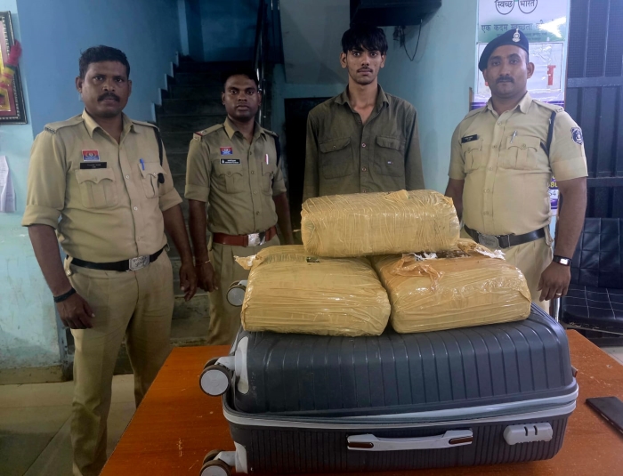15.5 किलो गांजे की बड़ी खेप बरामद, ट्रॉली बैग में छिपाकर ले जा रहा था उत्तर प्रदेश का 19 वर्षीय आरोपी; ₹7.90 लाख का माल जब्त