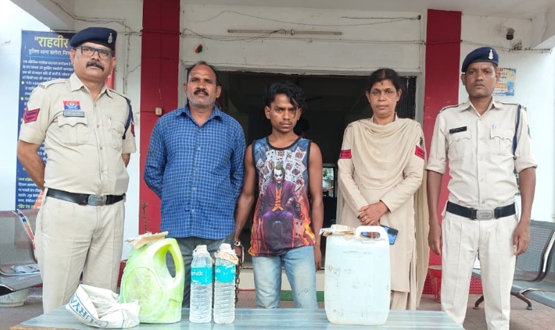 गांवों में महुआ शराब के अवैध कारोबार पर पुलिस की ताबड़तोड़ कार्रवाई, लीमभांठा-चारपारा से दो आरोपी दबोचे; 17 लीटर शराब बरामद, दोनों पर आबकारी एक्ट में केस