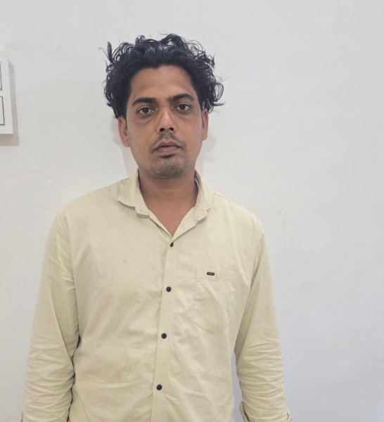 लोन की किस्त वसूलता रहा, कंपनी में जमा करने के बजाय खुद उड़ाता रहा लाखों! ₹4,85,575 के गबन मामले में फरार पूर्व मैनेजर को धमधा पुलिस ने दबोचा