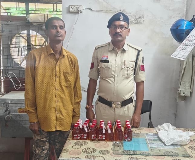 शिवनाथ नदी रोड पर शराब का अवैध खेल! बोरी में 28 नग देशी मसाला शराब लेकर बेच रहा था आरोपी, पुलिस ने घेराबंदी कर पकड़ा; ₹2,930 की सामग्री जब्त