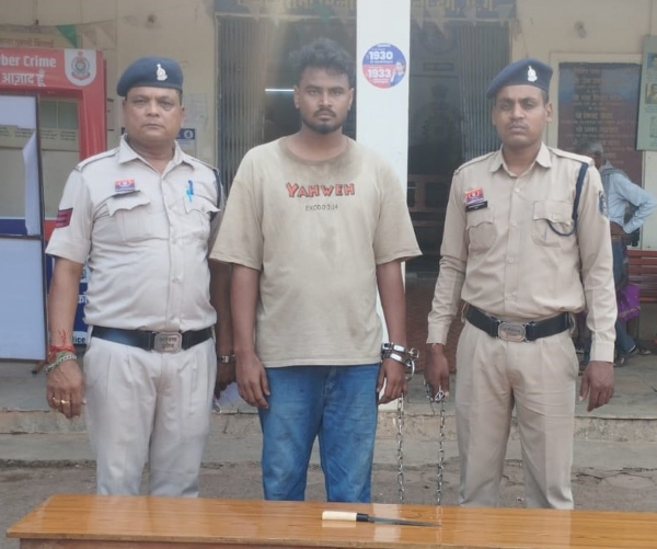 हथियार लहराकर राहगीरों में दहशत फैलाने वाला गिरफ्तार! पुलिस को देखकर हथियार फेंककर भाग रहा था आरोपी, 13 इंच का धारदार हथियार बरामद