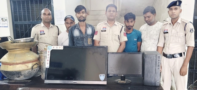 छत के रास्ते घर में घुसा चोर, नकदी से लेकर कंप्यूटर और AC तक किया पार! सकरी पुलिस ने मुख्य आरोपी को पकड़ा, चोरी का माल खपाने वाले 3 खरीददार भी गिरफ्तार
