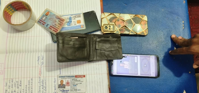 लूट की वारदात के बाद तेज रफ्तार ऑटो से भाग रहे आरोपी नहीं बच सके! ट्रैफिक पुलिस ने वायरलेस अलर्ट कर घेराबंदी की, 3 आरोपी पकड़े गए; लूट का सामान बरामद