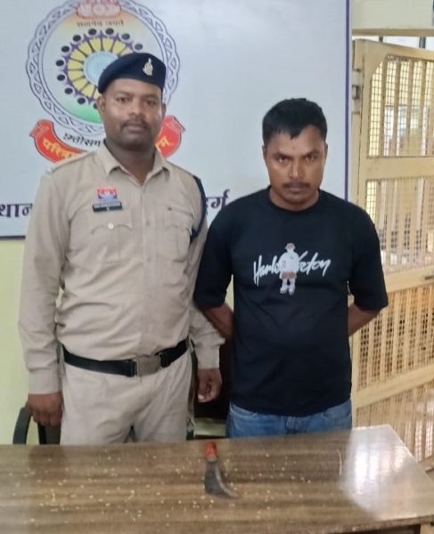 पुराने विवाद ने लिया हिंसक रूप, मारपीट के बाद चापड़ दिखाकर दी जान से मारने की धमकी; पुलिस ने आरोपी को दबोचा, अवैध धारदार हथियार बरामद