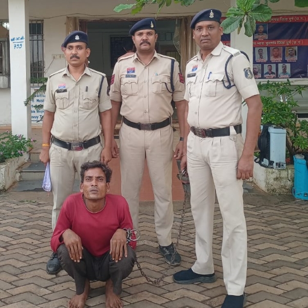 लिफ्ट मांगकर एक्टिवा में बैठा, रास्ते में गला दबाकर युवक को झाड़ियों में धकेला और वाहन-मोबाइल-नकदी लूटी; अंजोरा पुलिस ने आरोपी को दबोचा, पूरा मशरूका बरामद