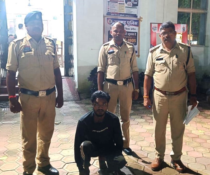 ओवरब्रिज के नीचे प्लांटकर्मी से लूट की वारदात का खुलासा, CCTV और हुलिए से पुलिस ने 24 घंटे में दबोचे तीन आरोपी; ₹1500 नकद और वारदात में प्रयुक्त ब्लेड बरामद