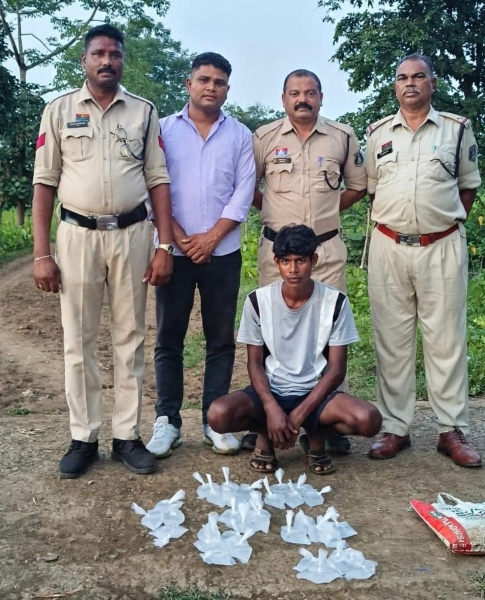 पालीथीन पाउच में पैक कर महुआ शराब बेचने का खेल पकड़ा, पलारी पुलिस ने खैरी धमनी चौक पर घेराबंदी कर 22 वर्षीय आरोपी को दबोचा 6.300 बल्क लीटर अवैध कच्ची महुआ शराब जब्त.