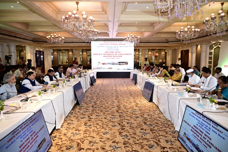 रेल विकास और यात्री सुविधाओं को लेकर सांसदों ने रखीं क्षेत्रीय अपेक्षाएं, नागपुर मंडल में महाप्रबंधक तरुण प्रकाश के साथ बैठक में स्टेशनों के विस्तार, नई रेल सेवाओं और ट्रेनों के ठहराव पर हुई विस्तृत चर्चा.