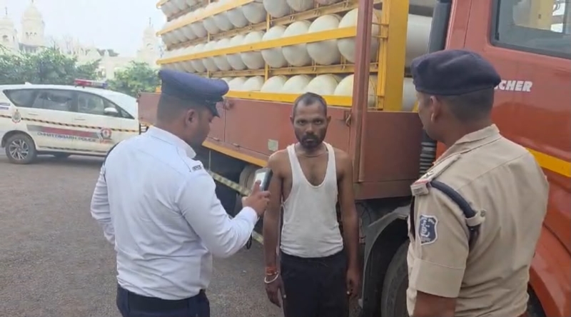 शराब के नशे में सीएनजी गैस से भरा ट्रक दौड़ाता रहा चालक, पुलिस को देख भागने लगा, इंटरसेप्टर टीम ने पीछा कर पकड़ा, ट्रक जब्त कर मामला भेजा गया न्यायालय.