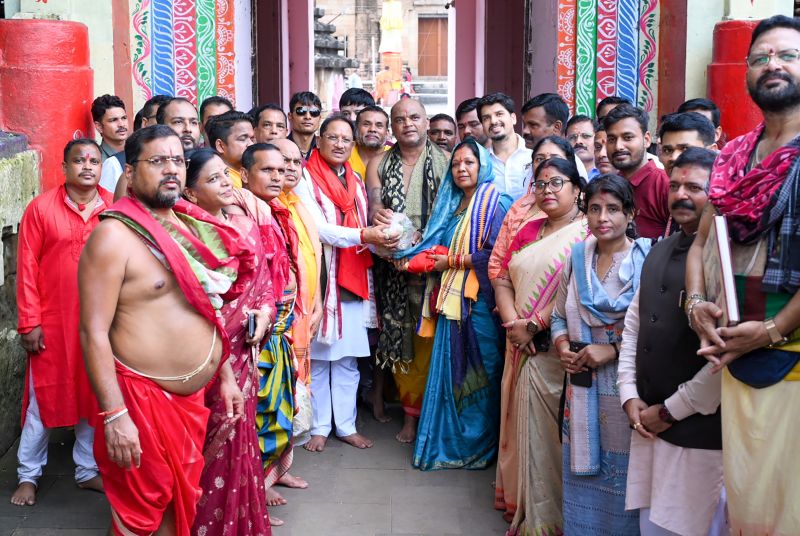 भगवान लिंगराज के चरणों में मुख्यमंत्री विष्णु देव साय ने टेका माथा, मांगी छत्तीसगढ़ की सुख-समृद्धि और खुशहाली ; सपत्नीक की पूजा-अर्चना, बोले—पावन भूमि पर मिलती है अद्भुत शांति और आध्यात्मिक ऊर्जा की अनुभूति