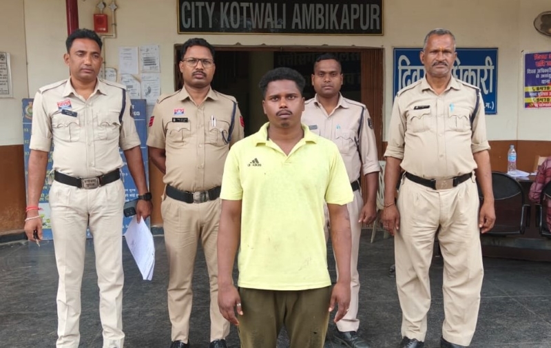 घर में घुसकर हमला, हाथ-मुक्कों के साथ टॉर्च से की पिटाई! पुरानी रंजिश में युवक को धमकाने वाला आरोपी पुलिस के हत्थे चढ़ा, वारदात में इस्तेमाल टॉर्च भी जब्त