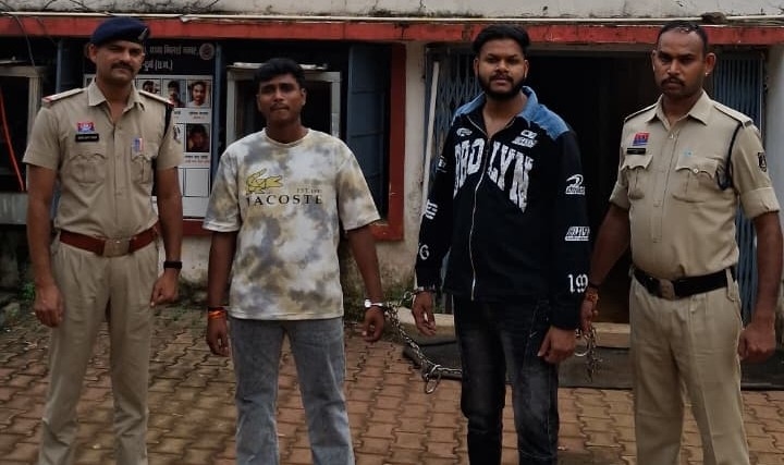 DPS चौक पर हत्या की कोशिश का पूरा खुलासा, पुरानी रंजिश में युवक को वाहन से गिराकर धारदार हथियार-डंडे से किया था हमला! फरार दोनों आरोपी गिरफ्तार, हथियार और बाइक बरामद