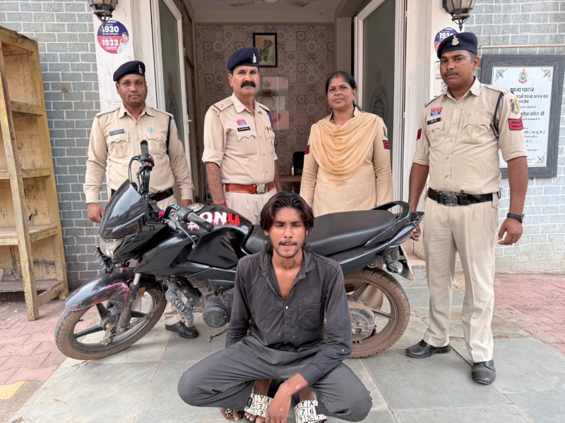 चोरी की बाइक पर लगा रखी थी दूसरे वाहन की नंबर प्लेट, वाहन चेकिंग में पुलिस को देखकर भागा तो खुला राज! पाटन पुलिस ने 4 माह पुरानी चोरी का किया खुलासा, राजकुमार धीवर गिरफ्तार