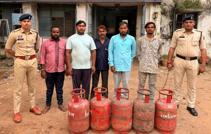 वाहन से 36 भरे गैस सिलेण्डर चोरी कर मचा दी थी सनसनी, 2 हजार रुपए में कर रहे थे बिक्री! छावनी पुलिस ने मुख्य आरोपी समेत 8 को दबोचा, 20 सिलेण्डर और वाहन जब्त
