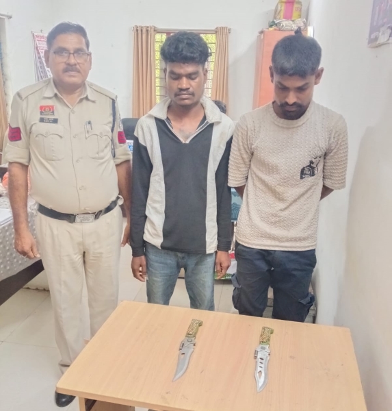बटनदार चाकू लहराकर सरेराह मचा रहे थे दहशत, चकरभाठा पुलिस ने 2 बदमाशों को दबोचा! धारदार चाकू बरामद, आर्म्स एक्ट के तहत कार्रवाई कर भेजा जेल