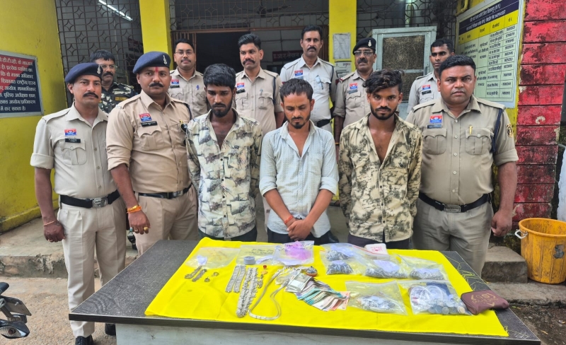 ताला तोड़कर सोना-चांदी, नगदी और बाइक उड़ाने वाले गिरोह का पर्दाफाश! कोनी पुलिस ने 3 आरोपियों को दबोचा, अपचारी बालक को भी पकड़ा—₹4.81 लाख की चोरी की सामग्री बरामद