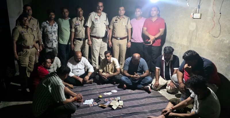 गोरिल्ला वार तकनीक से घेराबंदी, जुआ फड़ पर कोतवाली पुलिस की ताबड़तोड़ रेड! 9 जुआरी गिरफ्तार, ₹4.28 लाख नगद और ताशपत्ती समेत सामग्री जब्त
