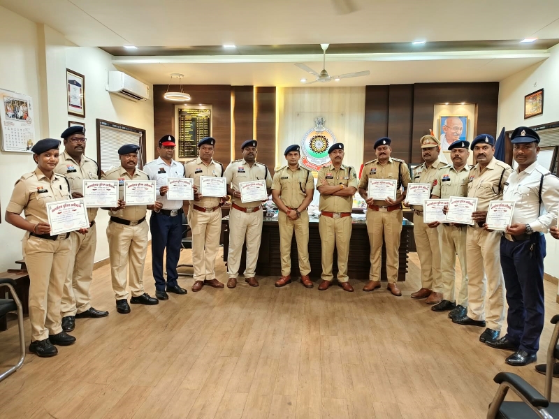 लाखों श्रद्धालुओं की भीड़, VIP सुरक्षा और यातायात की चुनौती के बीच पुलिस ने संभाली व्यवस्था! श्रीमद्भागवत कथा में उत्कृष्ट ड्यूटी करने वाले अधिकारी-कर्मचारियों का SP ने प्रशस्ति पत्र देकर बढ़ाया हौसला