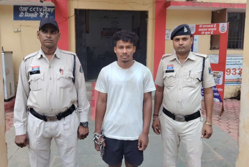 आते-जाते युवती का पीछा कर करता था अश्लील टिप्पणी और छेड़छाड़, पामगढ़ पुलिस ने 24 घंटे में लगाया आरोपी पर शिकंजा! झिलमिली में दबिश देकर धीरेंद्र खांडेकर गिरफ्तार