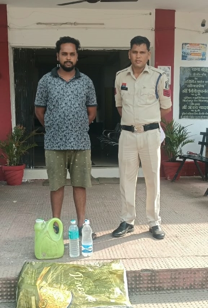 ग्राम पहरिया के पास घेराबंदी कर बलौदा पुलिस ने पकड़ा शराब तस्करी का आरोपी, 7 लीटर अवैध कच्ची महुआ शराब बरामद! आबकारी एक्ट में कार्रवाई के बाद न्यायिक रिमांड पर भेजा