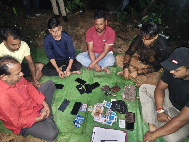 रायगढ़ पुलिस का बड़ा वार, संबलपुरी के जंगल में सजा था काटपत्ती जुआ फड़—चक्रधरनगर-साइबर पुलिस की संयुक्त रेड में 6 जुआरी गिरफ्तार, ₹9,600 नगद समेत करीब ₹5 लाख की संपत्ति जब्त