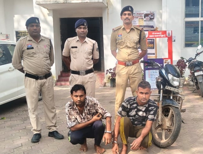 शराब के लिए ₹100 मांगने के बाद युवक को पीटा, जेब से ₹5 हजार लूटे और बाइक की चाबी छीनकर हुए फरार! कोतवाली पुलिस ने CCTV व गवाहों की मदद से दोनों आरोपियों को दबोचा, लूटी HF Deluxe बरामद