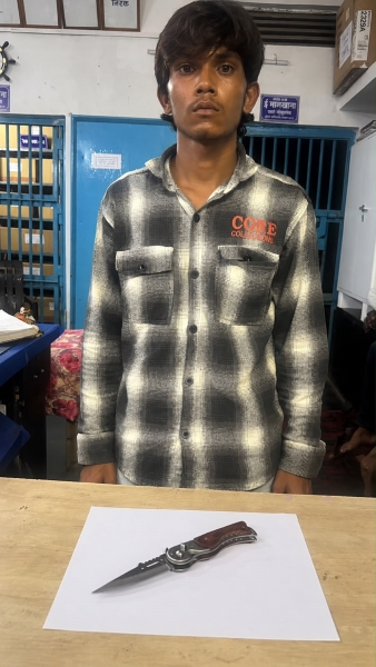 सरेराह धारदार बटनदार चाकू दिखाकर लोगों को धमका रहा था आरोपी, सूचना मिलते ही मौदहापारा पुलिस ने घेरा और दबोचा! 19 वर्षीय लोकेश बंजारे गिरफ्तार, आर्म्स एक्ट में कार्रवाई
