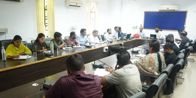 सेवा संकल्प शिविरों में राजस्व प्रकरणों का होगा प्राथमिकता से निराकरण, कलेक्टर रोहित व्यास ने अधिकारियों को दिए समयबद्ध कार्रवाई के निर्देश; स्वच्छता, नशामुक्ति, नेकी की दीवार और महादान के जरिए जनभागीदारी बढ़ाने पर भी जोर