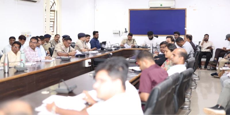 जशपुर में सड़क दुर्घटनाओं पर लगाम के लिए प्रशासन ने कसी कमर, कलेक्टर रोहित व्यास ने दिए प्रभावी सुरक्षा उपायों के निर्देश; ब्लैक स्पॉट पर रंबल स्ट्रिप, रोड मार्किंग और साइन बोर्ड से लेकर स्कूल बसों की जांच तक चलेगा विशेष अभियान