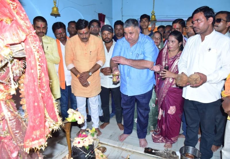 कवर्धा में मंत्री राजेश अग्रवाल ने सिद्धेश्वर महादेव और संकट मोचन हनुमान मंदिर में की पूजा-अर्चना, प्रदेश की सुख-शांति और समृद्धि के लिए की प्रार्थना; भोरमदेव कॉरिडोर की प्रगति के बीच आस्था और पर्यटन विकास का दिखा संगम
