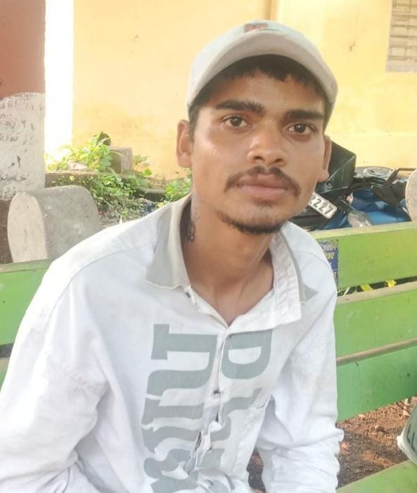चाकू लहराकर फैलाई दहशत, राहगीरों को दे रहा था धमकी; पुलिस ने घेराबंदी कर 20 वर्षीय युवक को दबोचा, धारदार बटनदार चाकू बरामद, आर्म्स एक्ट में केस दर्ज