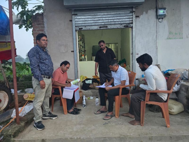 किसानों की सेहत और फसल से खिलवाड़ पर सख्ती, बिना वैध अनुज्ञप्ति कीटनाशक बेचते पकड़ा गया विक्रेता; कृषि विभाग ने मौके से कीटनाशक जब्त कर जांच के लिए भेजे नमूने