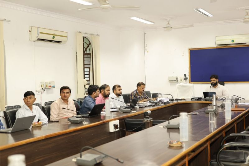 जशपुर में शिक्षा व्यवस्था को स्मार्ट और गुणवत्तापूर्ण बनाने पर कलेक्टर रोहित व्यास का जोर, स्कूलों में इंटरनेट सुविधा और बालिका शौचालय निर्माण को सर्वोच्च प्राथमिकता के निर्देश