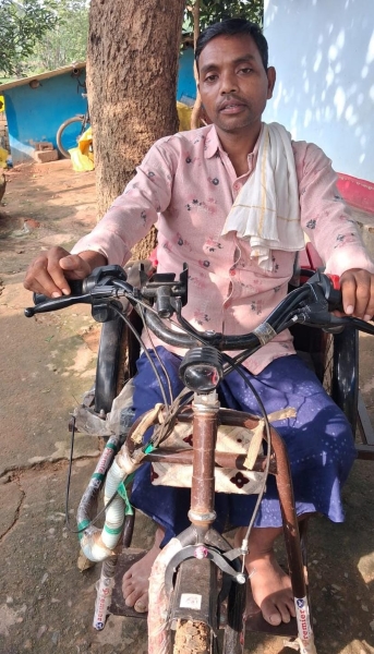 सरकारी योजना बनी सोमारू के जीवन की नई ताकत, मोटराइज्ड ट्रायसायकल मिलने से आवागमन हुआ आसान और परिवार पर निर्भरता घटाकर आत्मनिर्भर बने 47 वर्षीय दिव्यांग हितग्राही